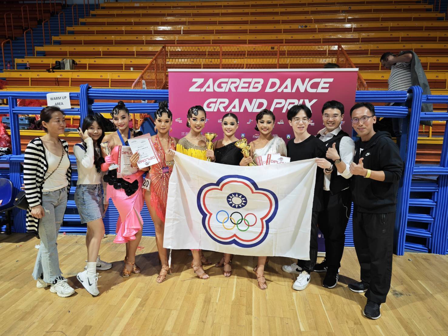 (圖)Dancers from the Chinese Taipei DanceSport Federation traveled to Croatia for the 2023 WDSF Zagreb Dance Party and achieved very good results. A group photo of all the team and coaches.